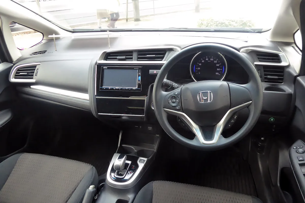Салон Honda Fit: руль, панель и тканевые передние сиденья
