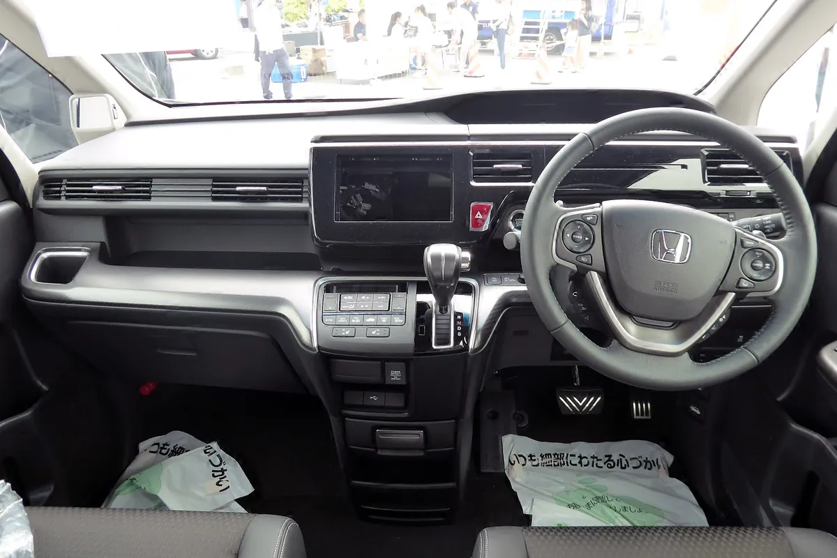 Салон Honda Stepwgn: руль, панель и передние сиденья