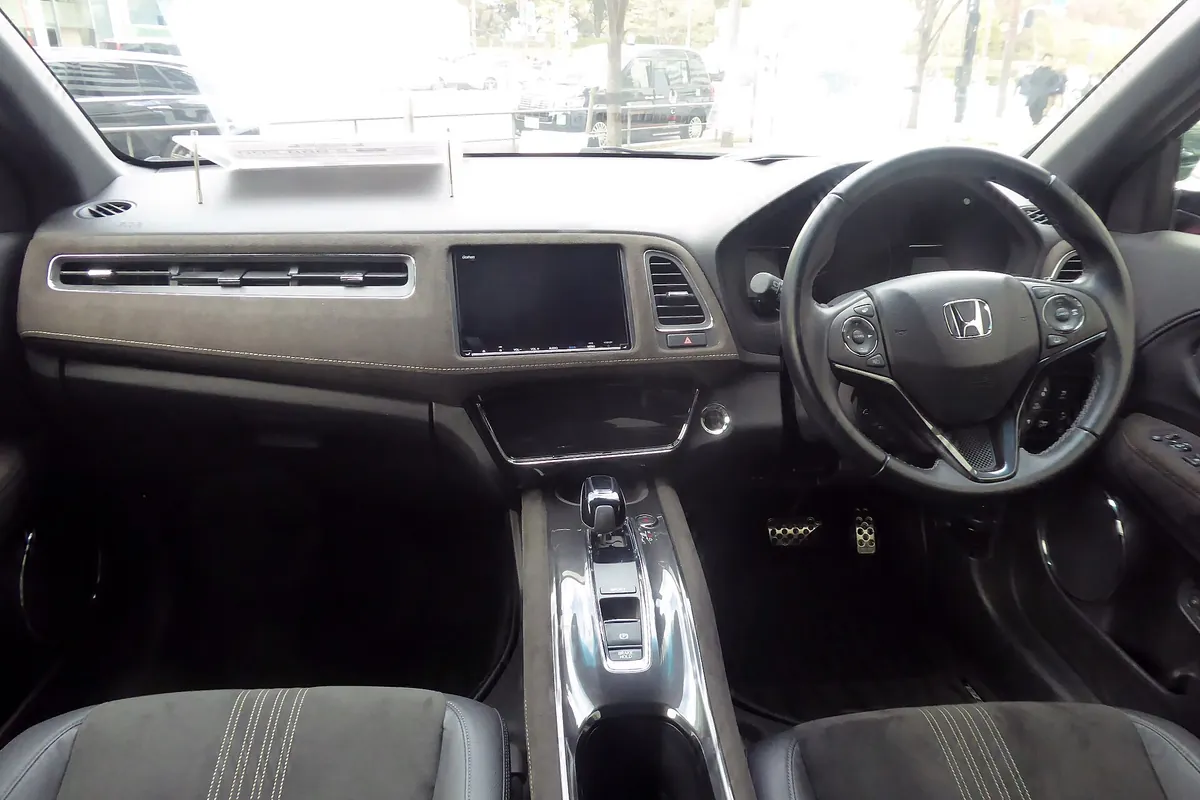 Салон Honda Vezel: руль, панель и передние сиденья
