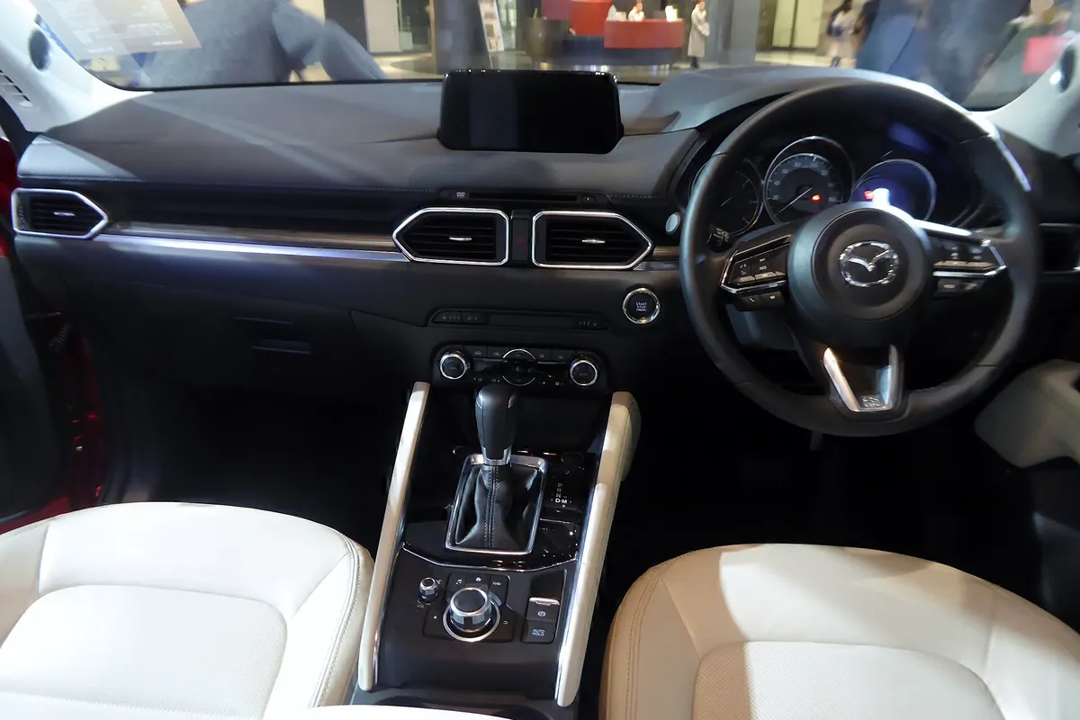 Салон Mazda CX-5 с белой кожей: передние сиденья, руль и панель