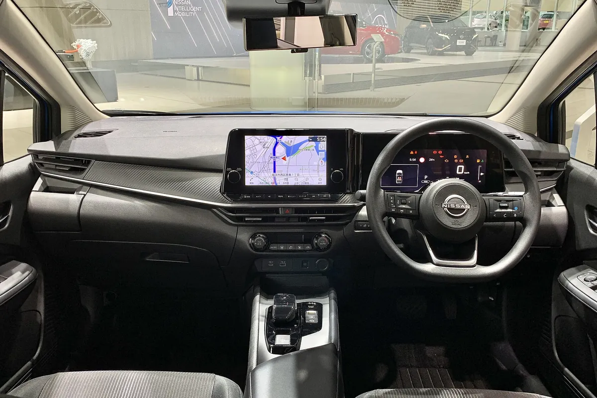 Салон Nissan Note: руль, экран и центральная консоль