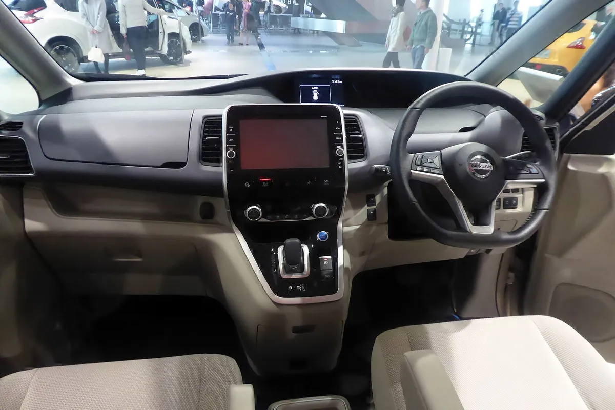 Светлый салон Nissan Serena: передние сиденья, руль и панель