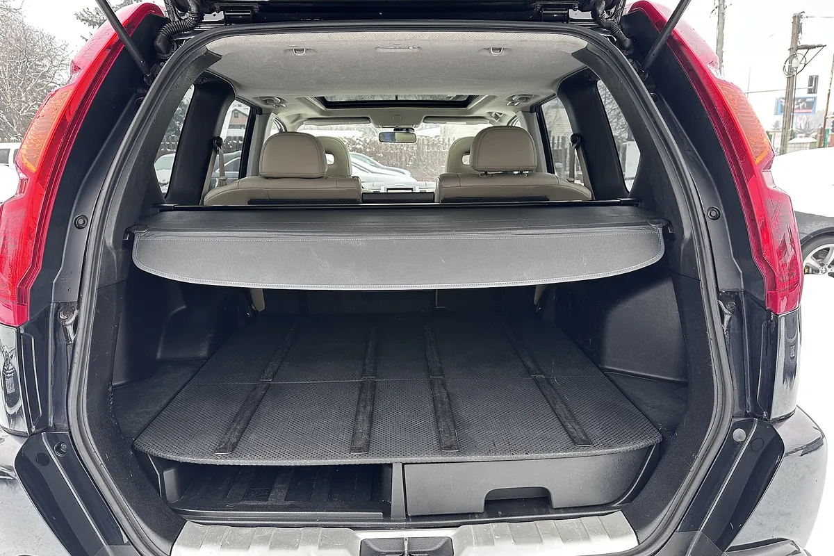 Багажник Nissan X-Trail с ровным моющимся полом, видны светлые сиденья