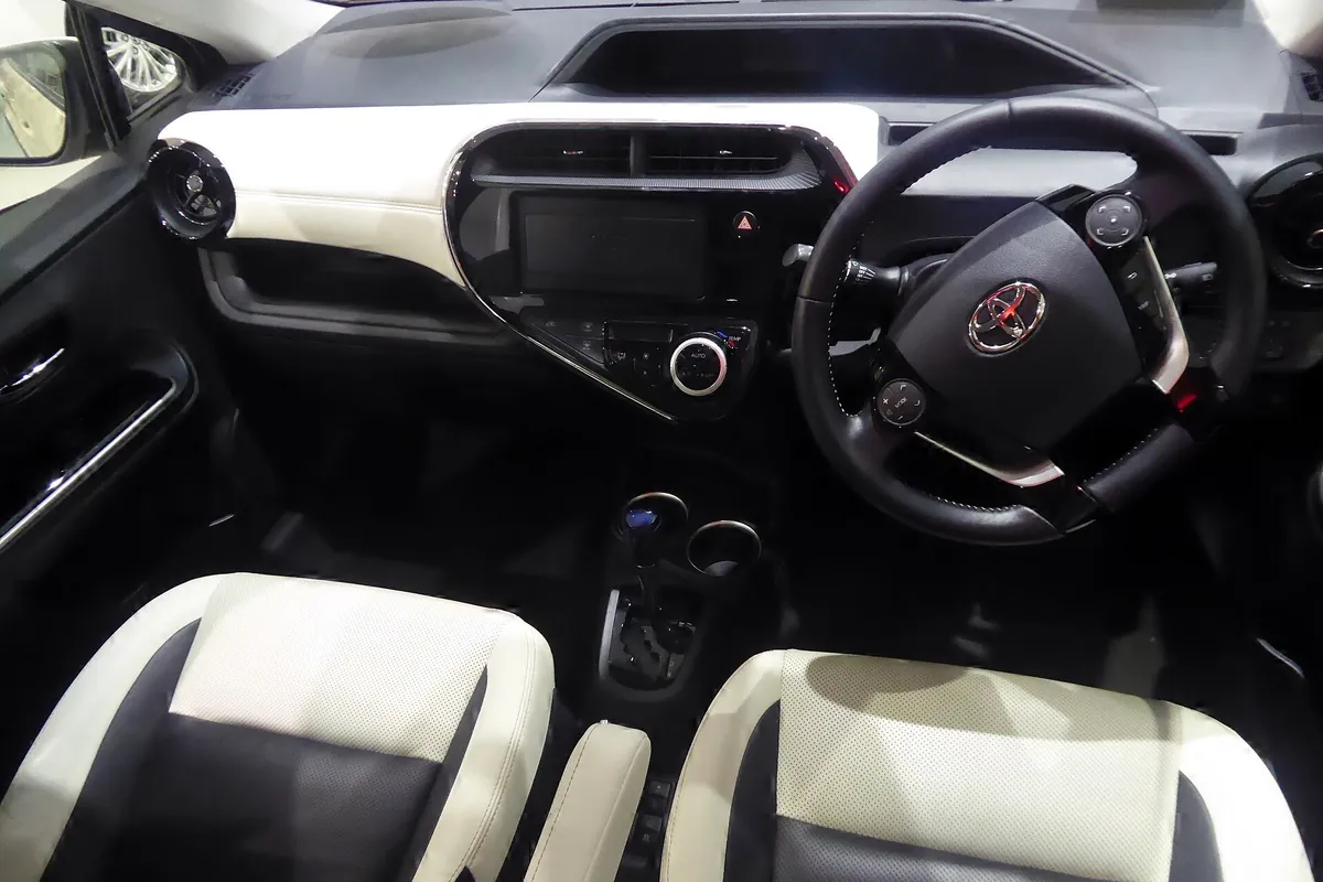 Салон Toyota Aqua Crossover: передние сиденья, руль и панель