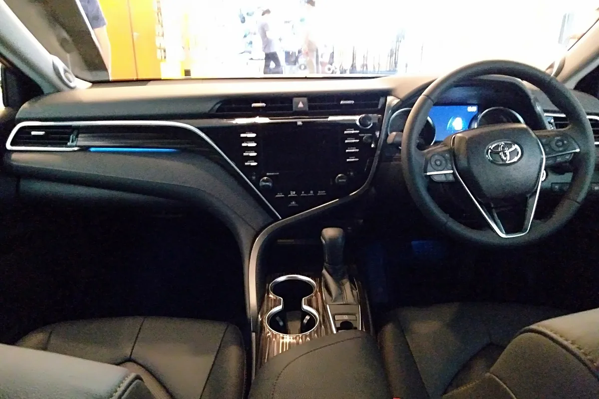 Салон Toyota Camry: руль, панель и центральная консоль