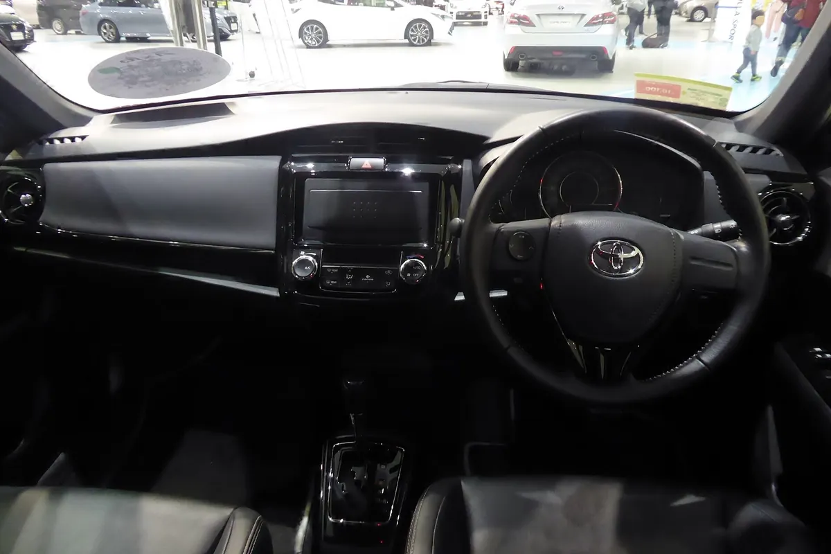 Салон Toyota Corolla Axio: руль, панель и передние сиденья