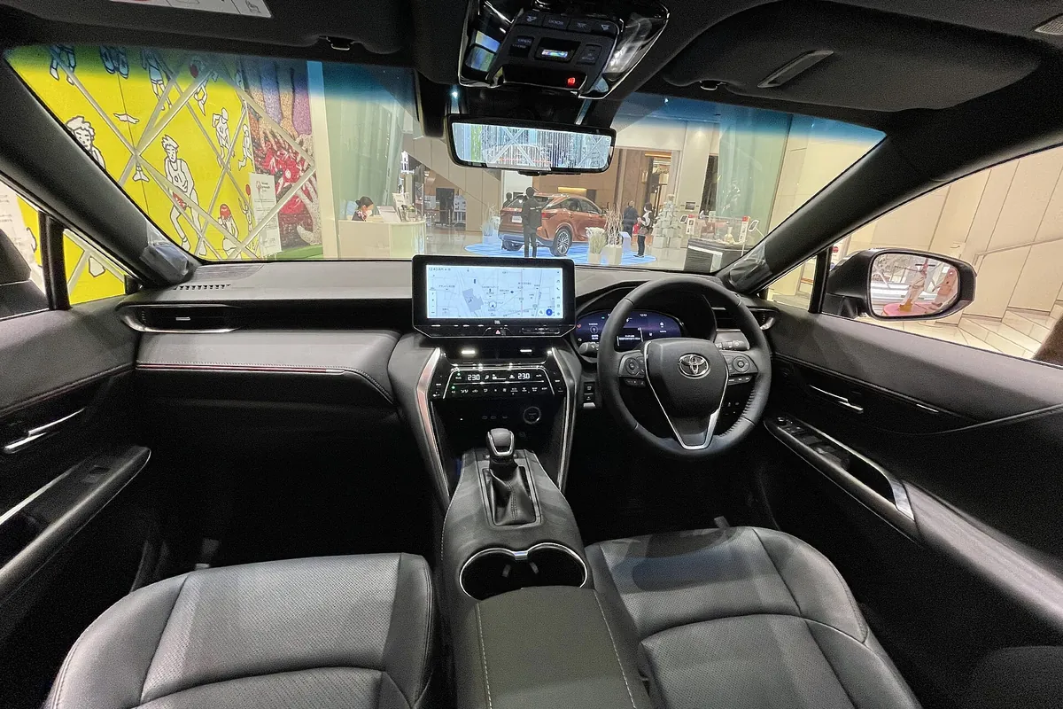 Салон Toyota Harrier: передние сиденья, руль и панель