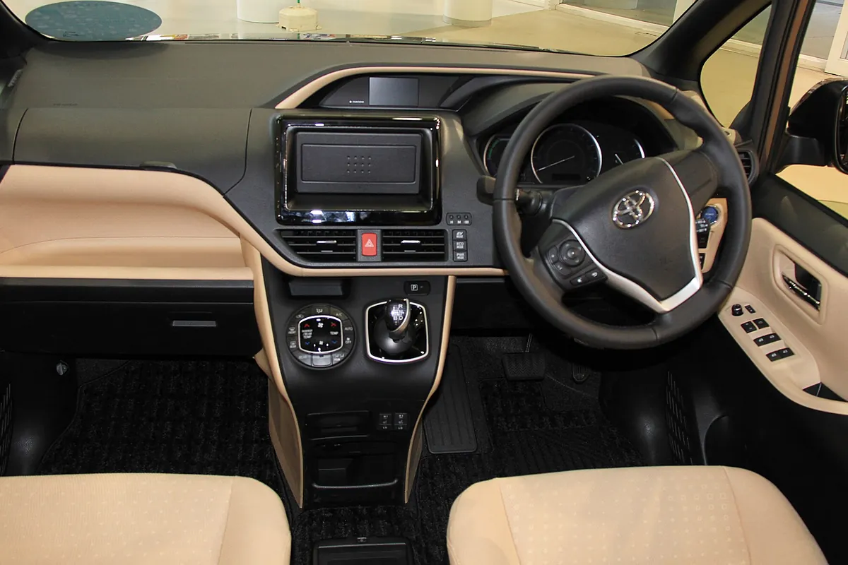 Светлый салон Toyota Noah: бежевые передние сиденья, руль и панель