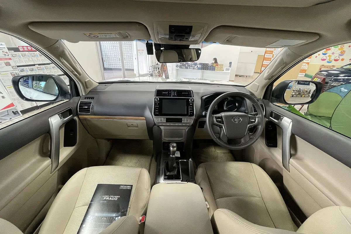 Светлый салон Toyota Land Cruiser Prado: передние сиденья, руль и панель