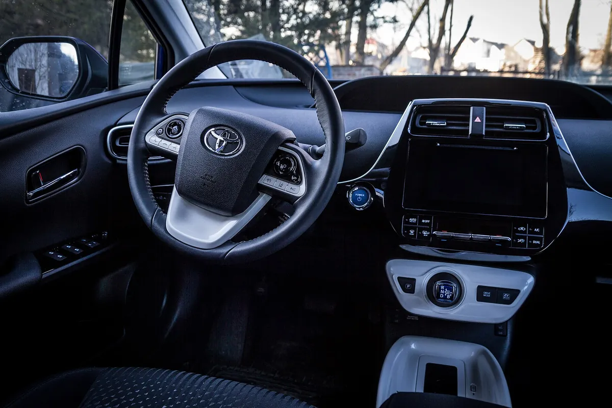 Салон Toyota Prius: руль, экран и центральная консоль