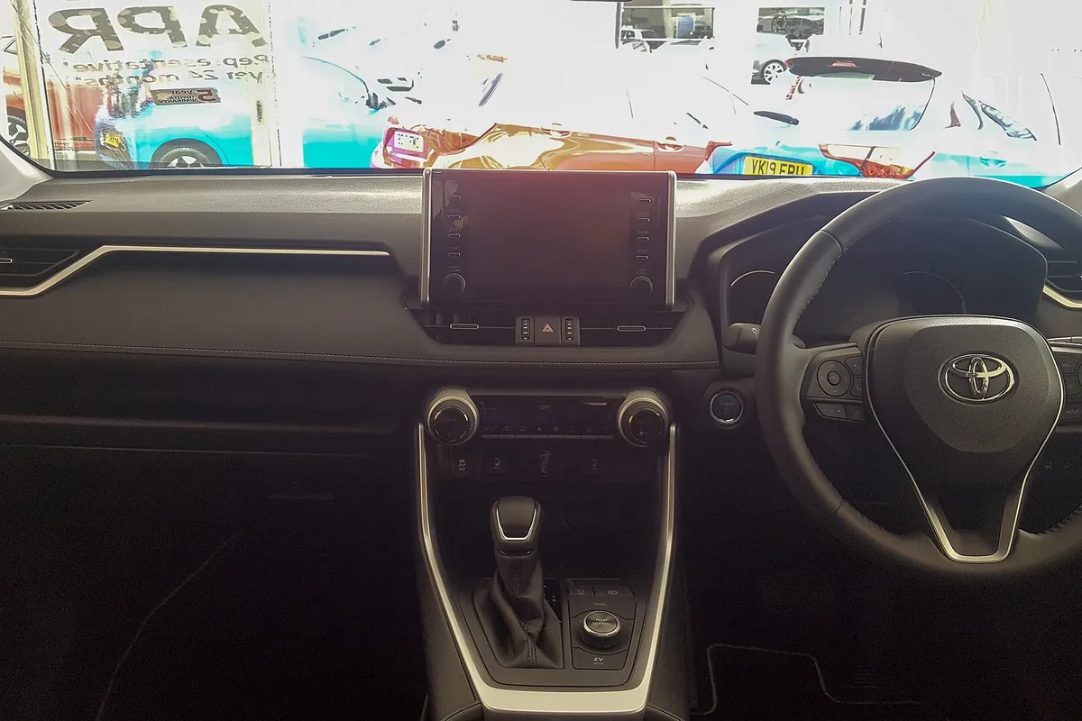 Салон Toyota RAV4: руль, экран и центральная консоль